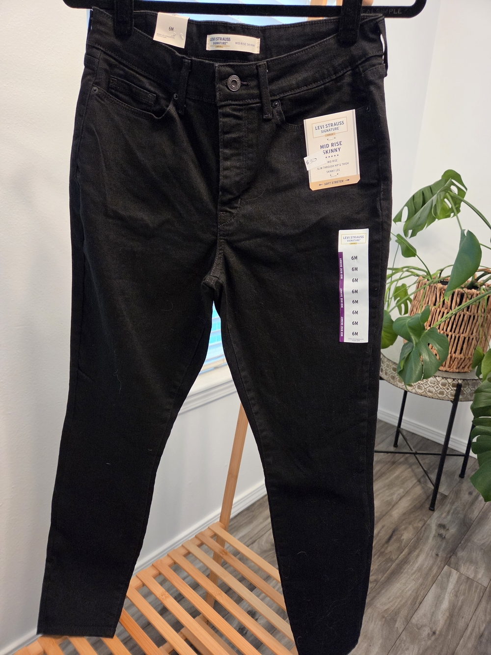 Levi's Black Mid Rise Skinny Chinos